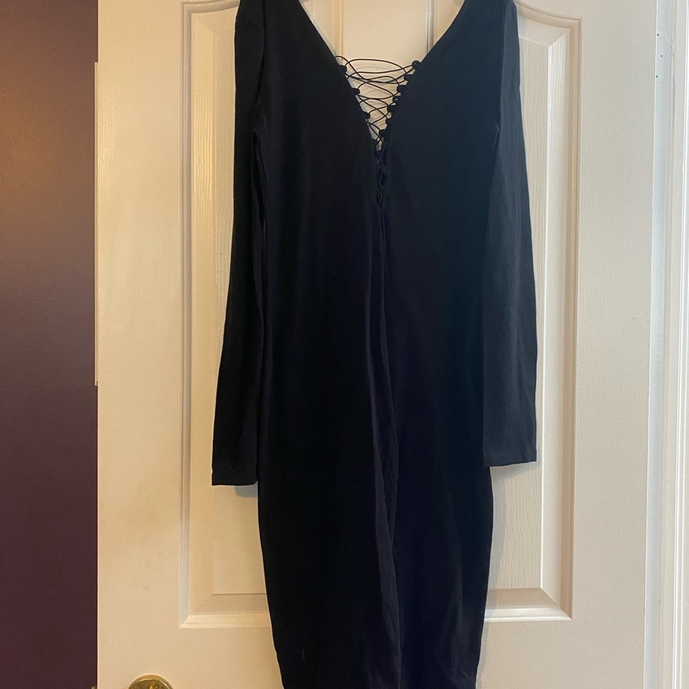 Long sleeve dress with open cutout in front